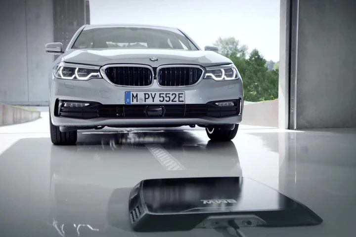 BMW 530e iPerformance: nel 2018 arriva la ricarica senza fili