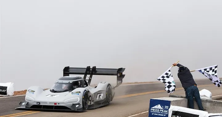 Volkswagen: obiettivo record al Nurburgring con la hypercar elettrica I.D.R