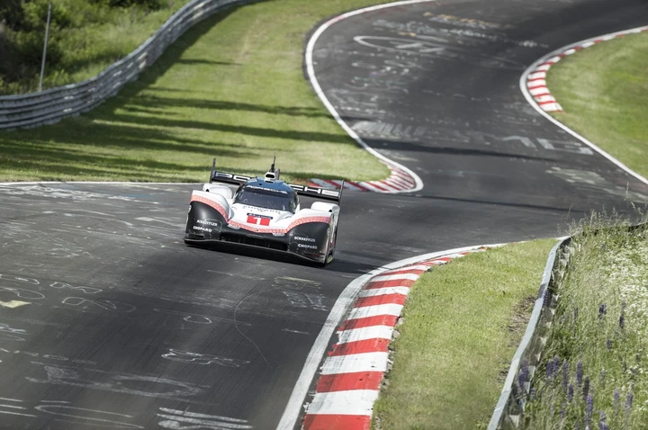 Porsche 919 Hybrid Evo, record al Nurburgring: immagini ufficiali