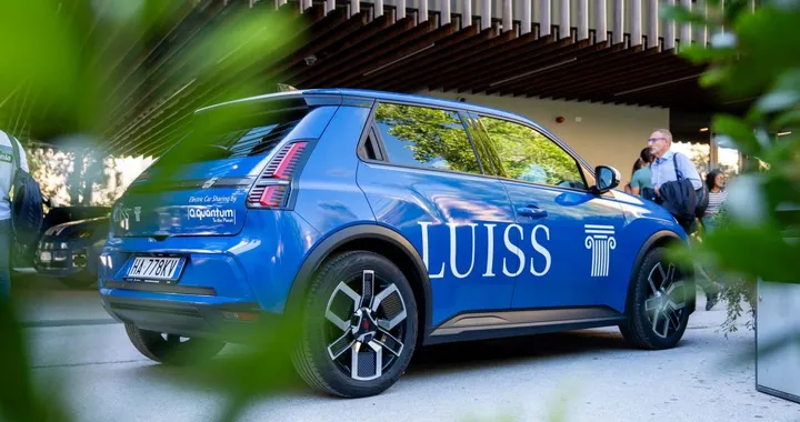 All'università piace l'elettrico: dodici Renault 5 E-Tech per un car sharing senza precedenti