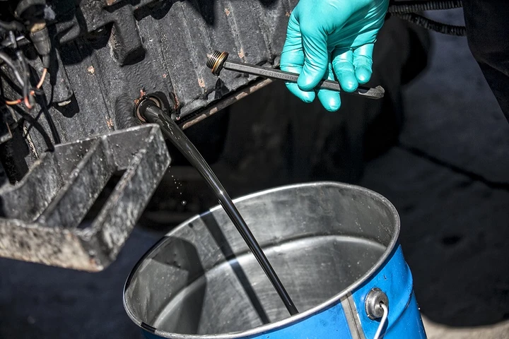 Olio lubrificante usato: da rifiuto pericoloso a risorsa economica