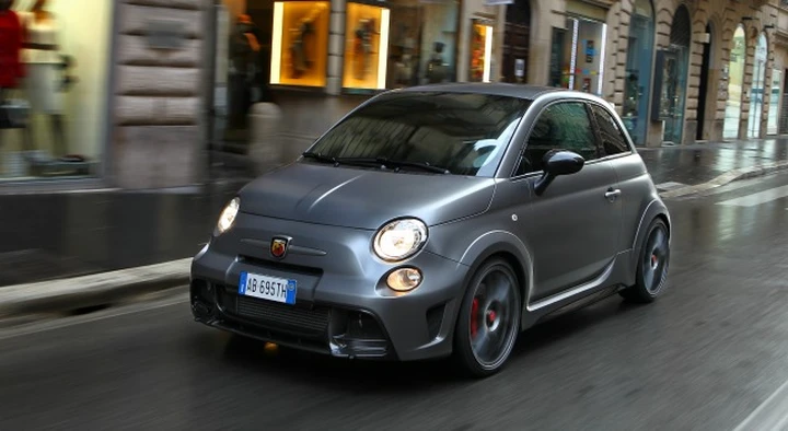 Abarth 695 biposto: prezzi a partire da 39.000 euro