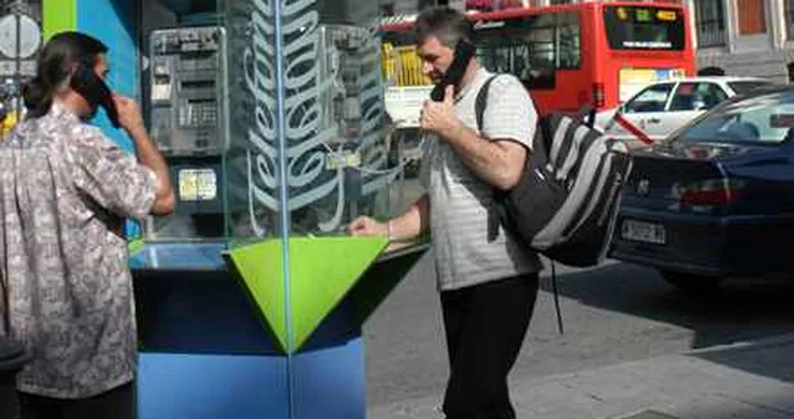 Spagna: cabine telefoniche per la ricarica delle auto elettriche