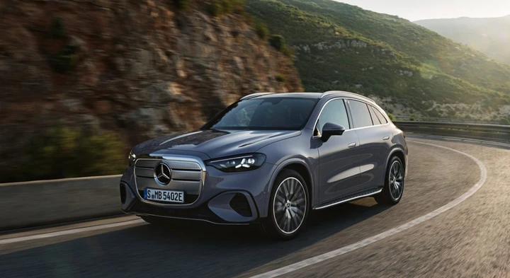 GLC elettrica 2026: l’innovazione Mercedes tra Hyperscreen e AI