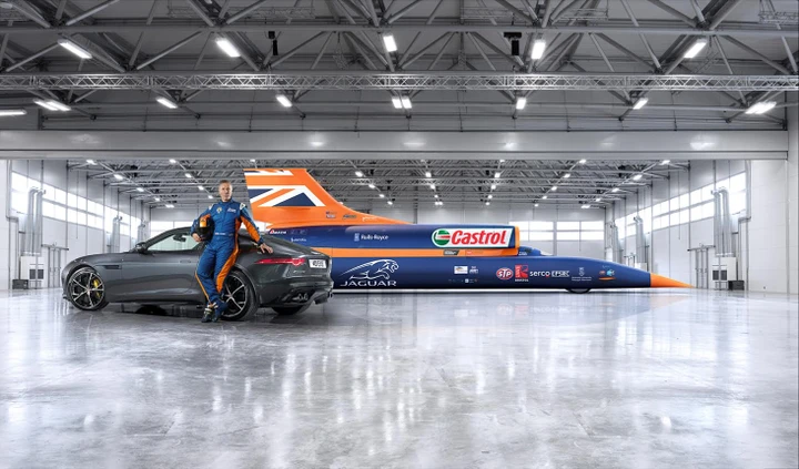 Jaguar F-Type R Coupé integrale insieme alla Bloodhound SSC
