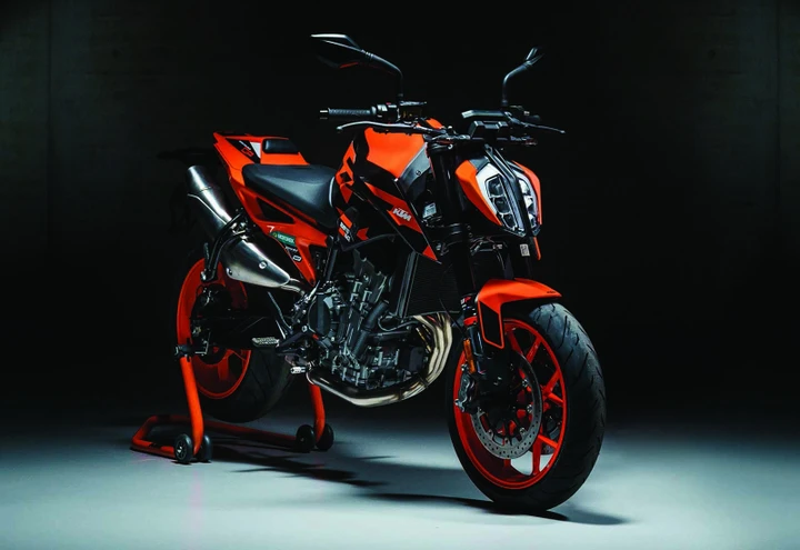KTM 890 Duke GP 2022, ecco la versione ispirata alle gare
