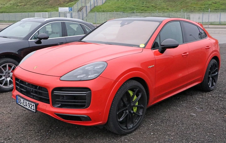 Porsche Cayenne Coupé Turbo S E-Hybrid RS: le foto spia del SUV da 800 CV