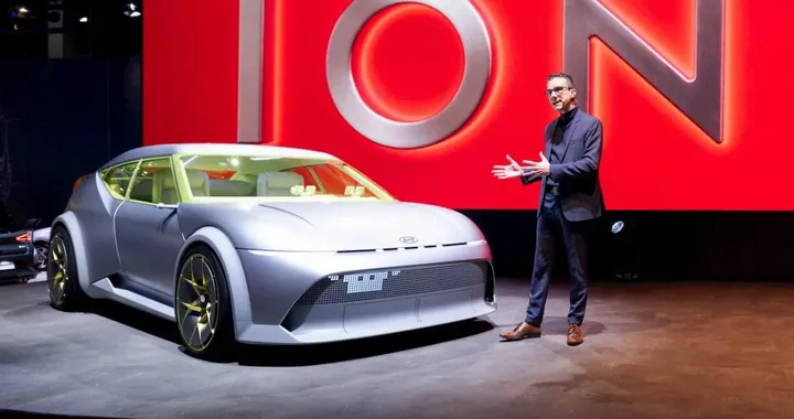 Hyundai IONIQ 3: la compatta che sfida il futuro debutterà a Milano