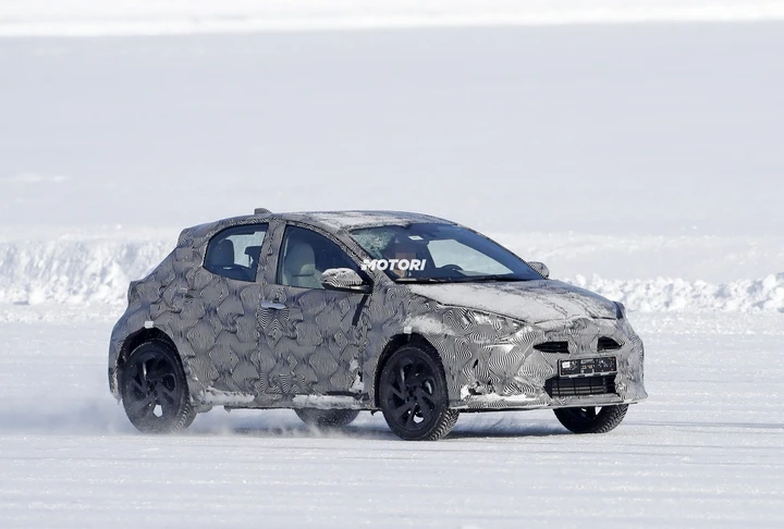 Toyota: spiato il nuovo B-SUV su base Yaris