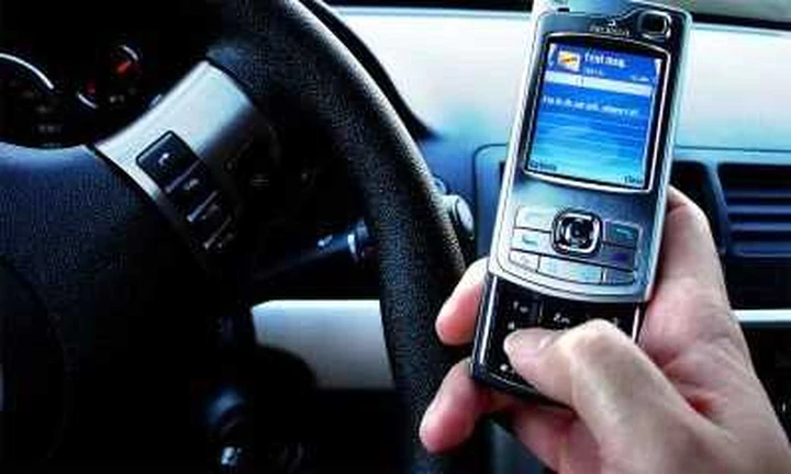 Alla guida gli sms più pericolosi dell'alcol