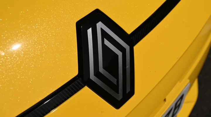 Renault, ricavi +7,3%: elettrico e ibrido spingono