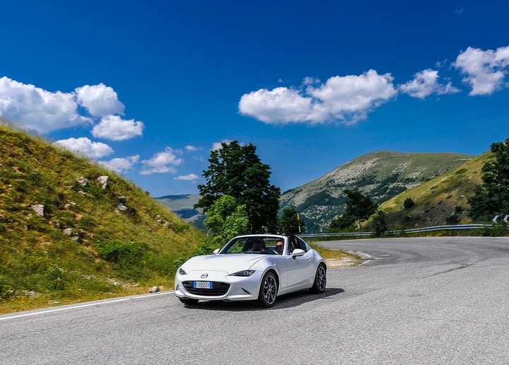 Mazda MX-5 2.0 Sport RF: la prova su strada