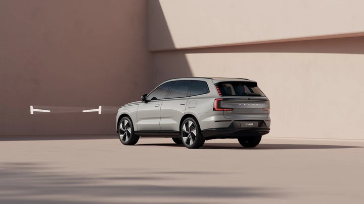 Volvo EX90: SUV elettrico da 7 posti con ricarica bidirezionale