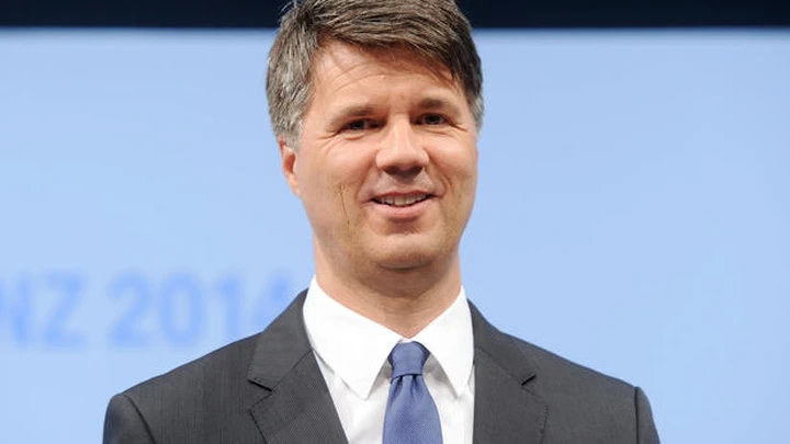 Harald Kruger, malore per il CEO di BMW durante la presentazione (Video)