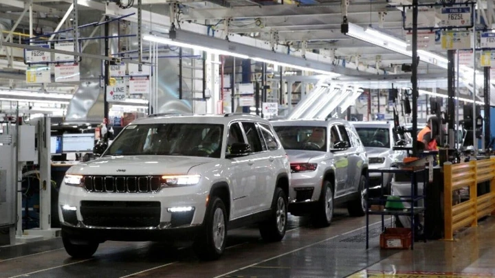 Industria auto sotto pressione: Stellantis sposta la produzione negli USA