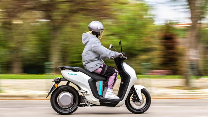Yamaha NEO's, il primo scooter elettrico: come un cinquantino