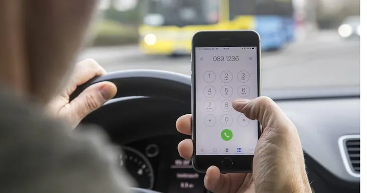 Il cellulare al volante è la prima causa di ritiro patente in Italia