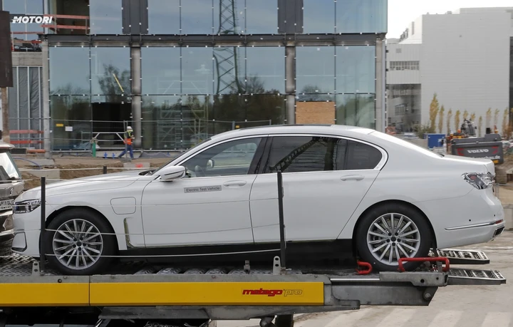 BMW i7: le foto spia