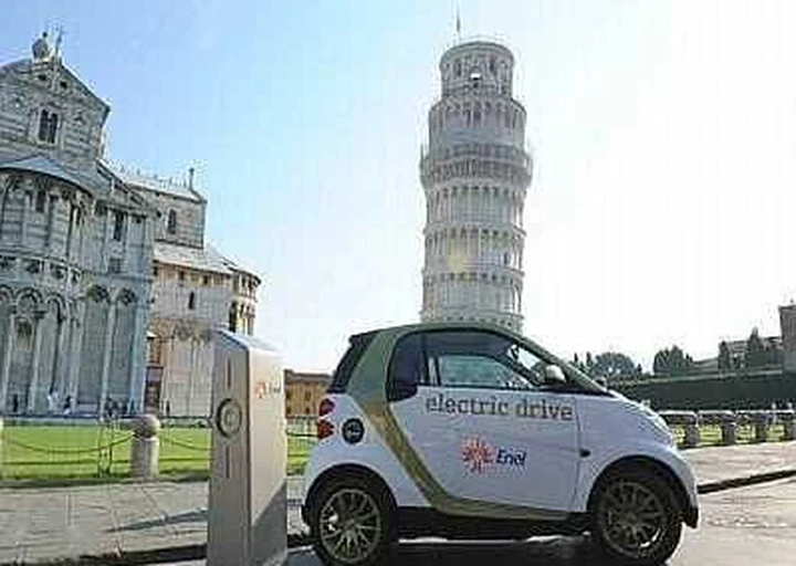 Pisa inaugura la e-mobility italiana con Smart Electric Drive
