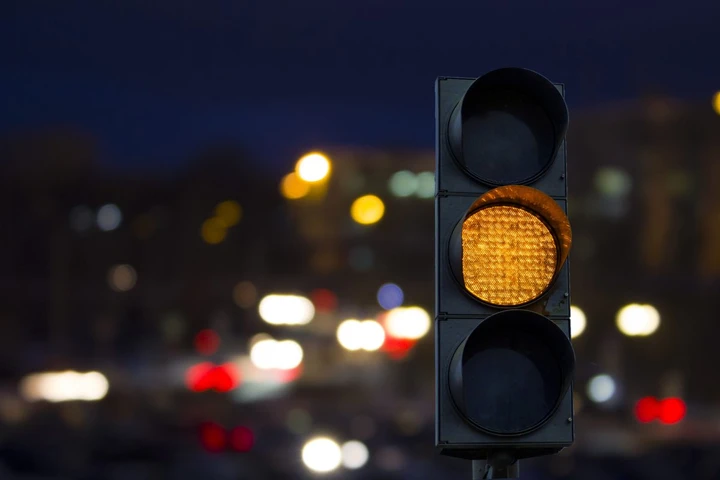 Attenzione al semaforo giallo, non accelerate: si rischiano multe salate col nuovo CdS