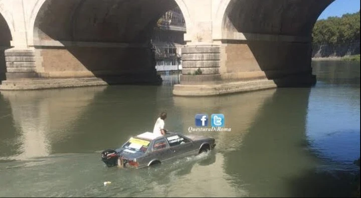 Roma, attraversa il Tevere con un'auto-barca