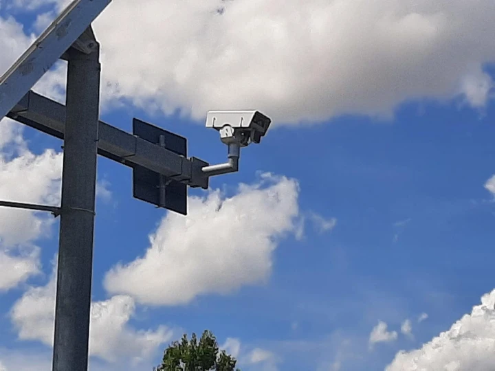 Nascondeva la targa per eludere gli autovelox: denunciato
