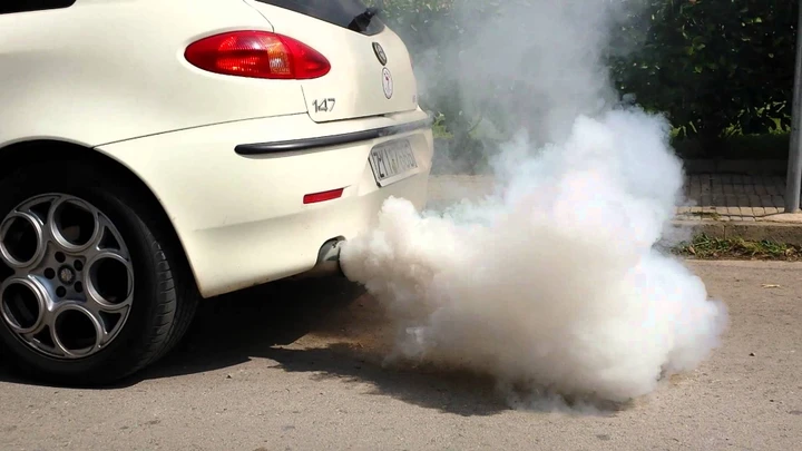 Fumo bianco dalla marmitta: cause, rimedi, cosa fare e cosa significa
