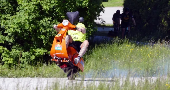 Va in impennata e da bendato in cima a una montagna con una Vespa