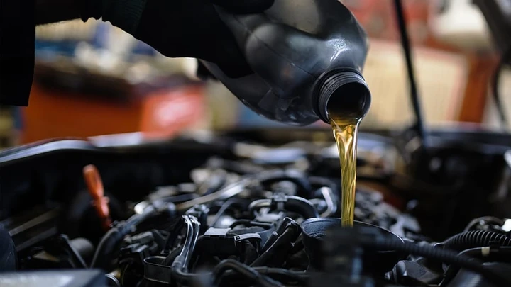 È tempo di cambiare l'olio dell'auto? Quando farlo, come farlo e costi [GUIDA]