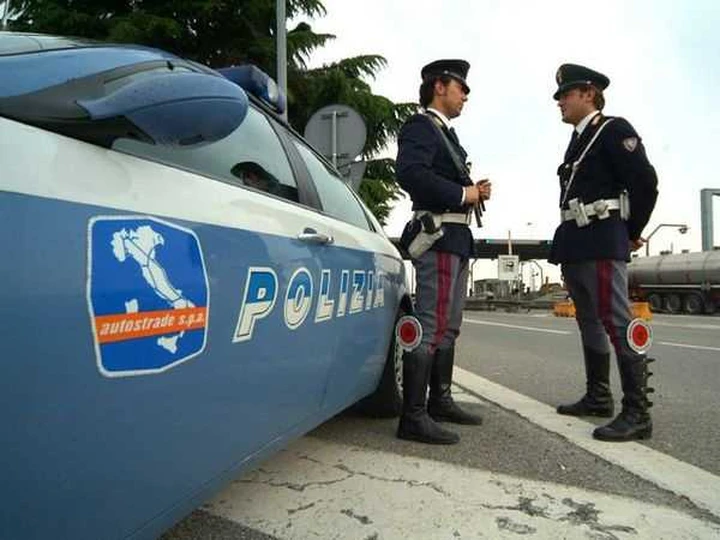 Clonano i documenti di una Bmw  X5 sbagliando la provincia: arrestati