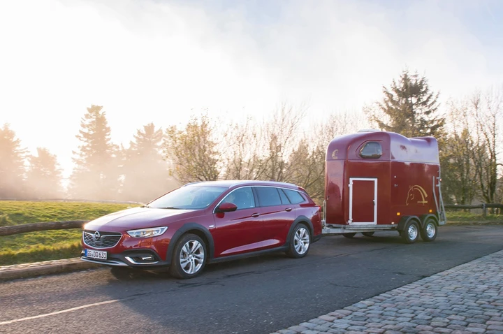 Opel Insignia Exclusive 2018: immagini ufficiali