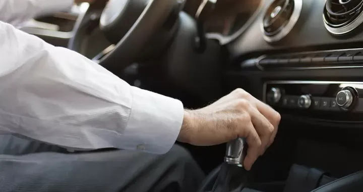 Addio al cambio manuale: il simbolo della guida sportiva sta scomparendo