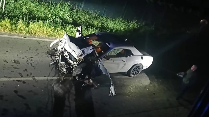 Dodge Challenger travolge muretti e un autovelox: incidente in Toscana