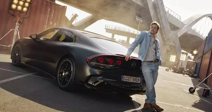 Mercedes-AMG GT Coupé 4 elettrica: Brad Pitt protagonista della campagna