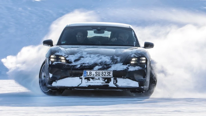 Porsche Taycan restyling: ultimi test prima del debutto in primavera