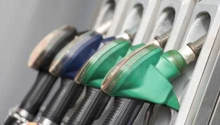 Benzina: il prezzo nel weekend torna a salire