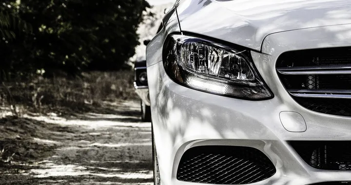 Pulizia fari auto: ecco come lucidare i fanali opachi e ingialliti!
