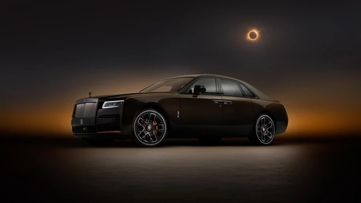 Rolls-Royce Black Badge Ghost Ékleipsis: la lussuosa vettura ispirata all’eclissi solare
