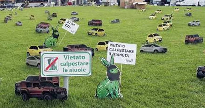Pubblicità poco chiare: Terra! protesta a Roma