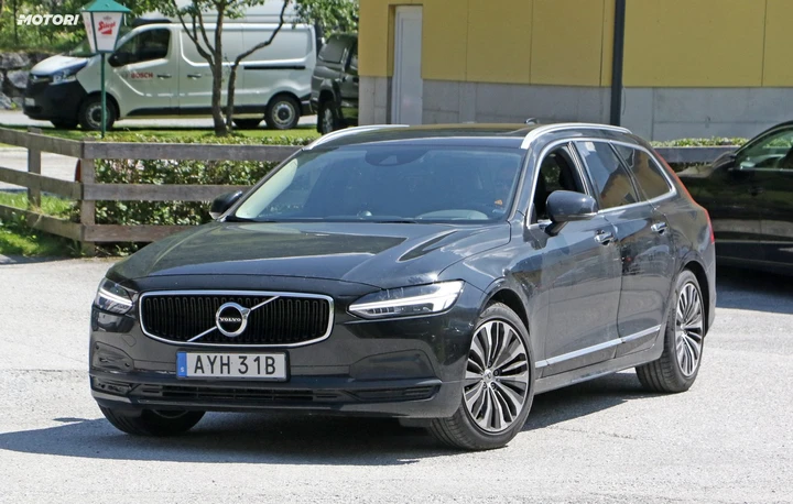 Volvo V90: le foto spia del restyling