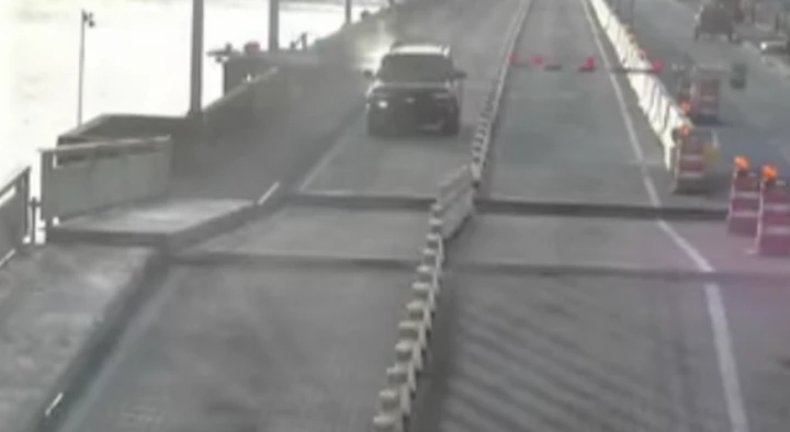 Il ponte mobile si solleva, il Suv decide di passare: disastro