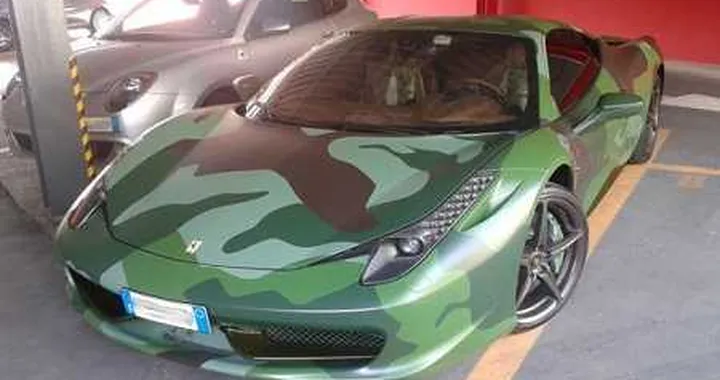 Lapo senza benzina con la sua Ferrari mimetica
