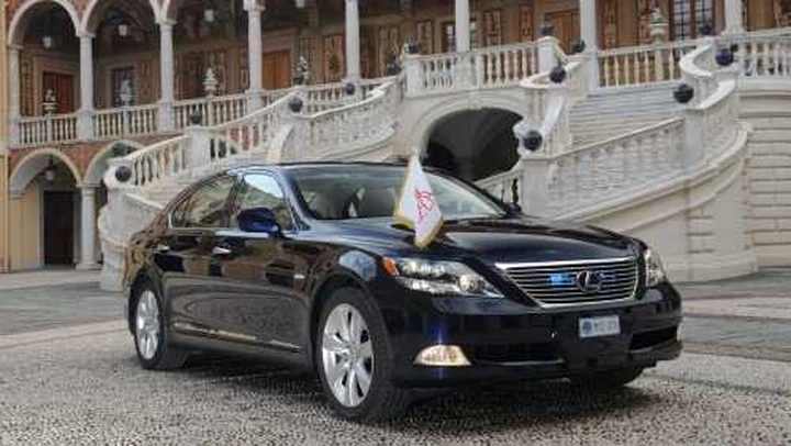 Il principe Alberto di Monaco sceglie Lexus