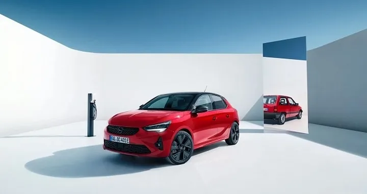 Nuova Opel Corsa 2023: interni, prezzo, foto del restyling