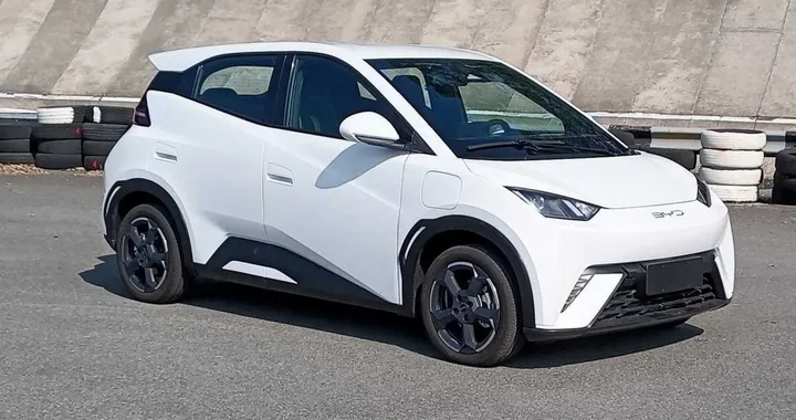 BYD guida la rivoluzione dei prezzi: tagli fino al 34%
