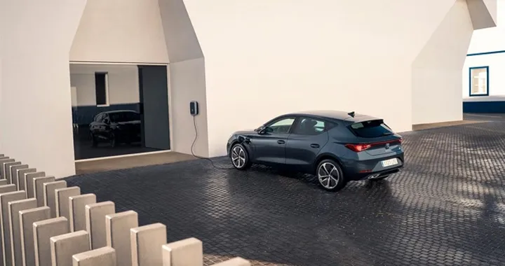 Seat Leon 1.4 e-Hybrid: allestimenti, dotazioni e prezzi