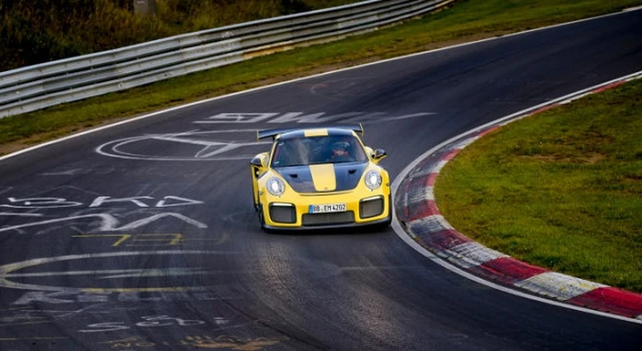 Porsche 911 GT2 RS: giro record al Nurburgring fra le vetture di serie
