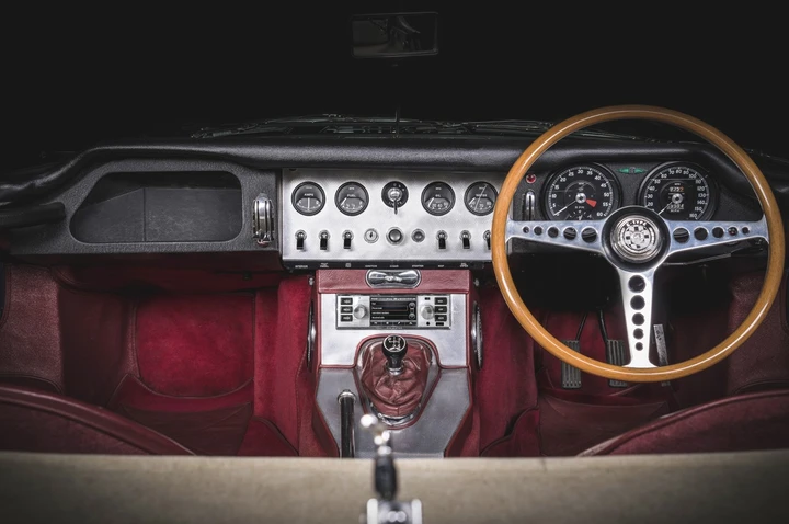 Jaguar land Rover, infotainment old style per auto storiche: immagini ufficiali