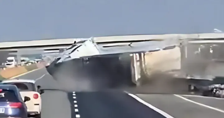 Panico sull'autostrada A4, camion si rovescia: paura sulla Torino - Milano [VIDEO]