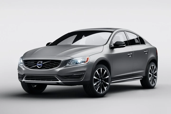 Volvo S60 Cross Country: prime immagini ufficiali